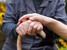 Run tay khi cầm nắm đồ vật có phải là bệnh Parkinson không? 